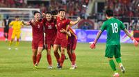 Timnas Vietnam meraih medali emas SEA Games 2021 setelah mengalahkan Thailand dengan skor 1-0 pada laga yang digelar di Stadion My Dinh, Hanoi, Minggu (22/5/2022). (AFP/Ye Aung Thu)