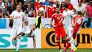 Pemain Polandia, Kamil Grosicki, melakukan tendangan salto ke arah gawang Swiss pada babak 16 besar Piala Eropa 2016 di Stade Geoffroy-Guichard, Saint-Etienne, (25/6/2016). (Reuters/Jason Cairnduff)