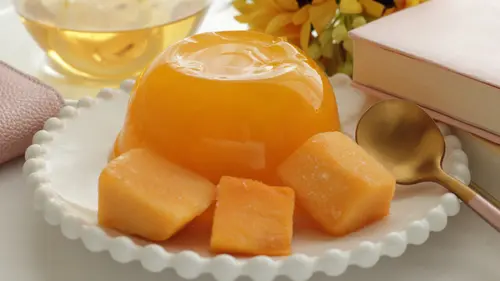 Mangga puding lembut dengan potongan mangga segar di atasnya, sempurna untuk hidangan
