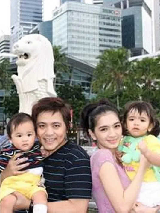 Keluarga kecil bahagia Angel Karamoy dan Steven Rumangkang terlihat sangat indah dan membuat iri siapa pun yang melihatnya. Namun kini hal tersebut pudar lantaran Angel yang rupanya memiliki pria idaman lain. (via instagram/@angelkaramoy87)