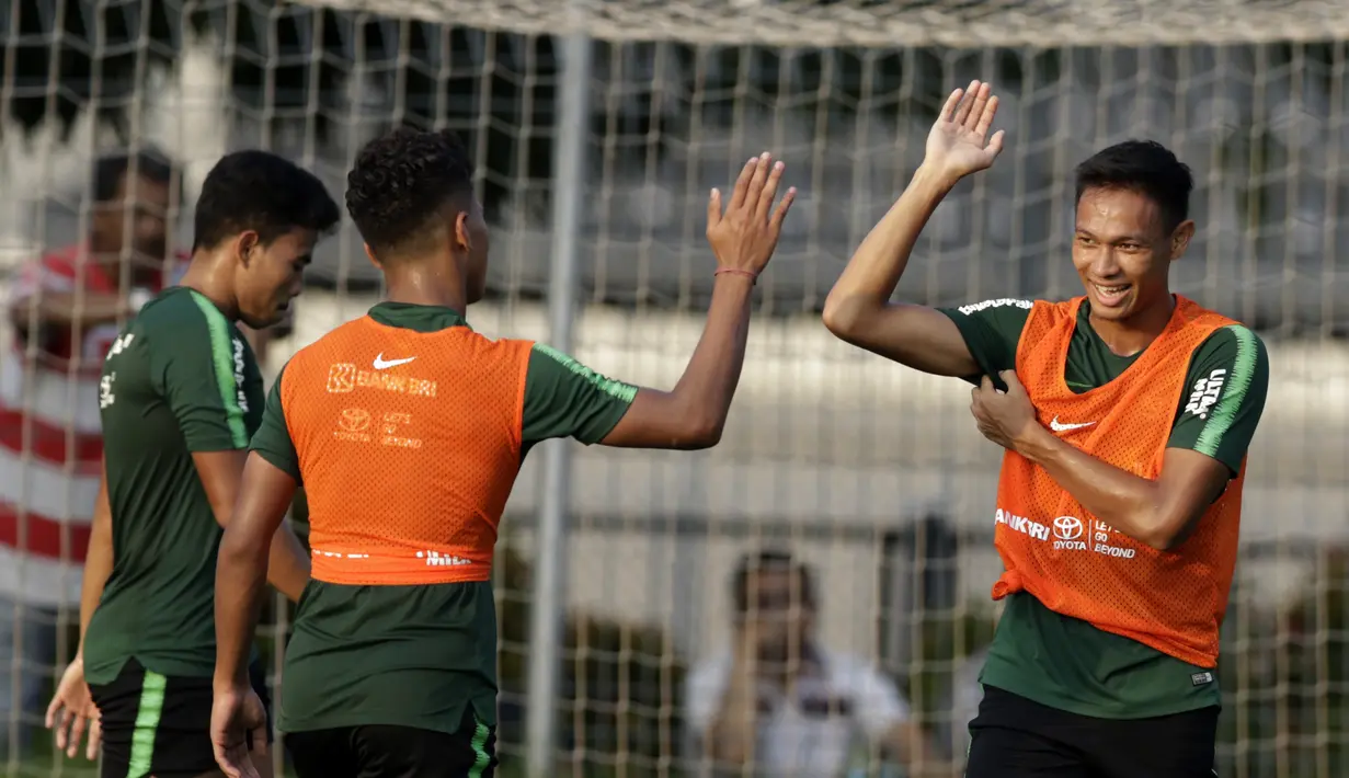 Pemain Timnas Indonesia U-22, Andy Setyo, tertawa saat latihan di Lapangan ABC Senayan, Jakarta, Kamis (14/2). Latihan ini merupakan persiapan terakhir jelang Piala AFF U-22 2019 di Kamboja. (Bola.com/M. Iqbal Ichsan)