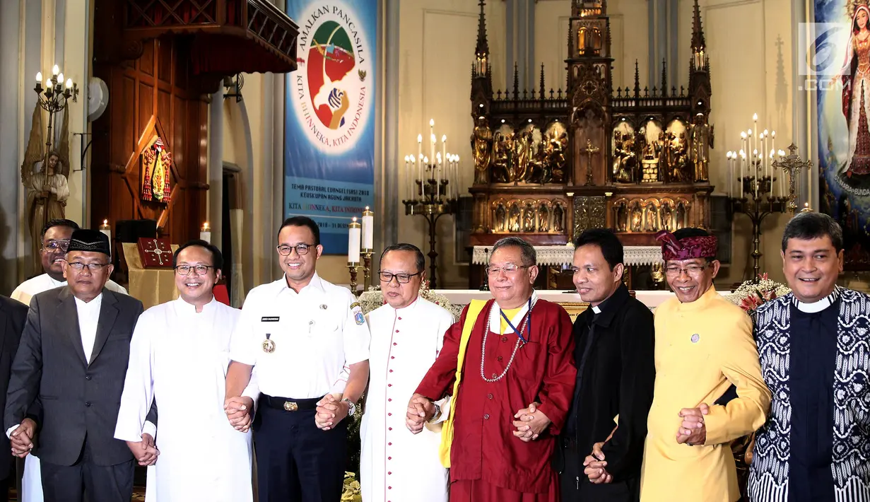 Gubernur DKI Jakarta Anies Baswedan foto bersama Forum Kerukunan Umat Beragama menjelang misa malam Natal di Gereja Katedral, Jakarta, Senin (24/12). (Liputan6.com/Herman Zakharia)