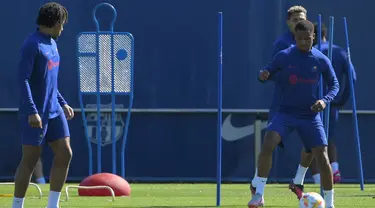 Penyerang Barcelona, Ansu Fati (kanan) dan rekan setimnya mengikuti sesi latihan menjelang leg kedua semifinal Copa del Rey menghadapi Real Madrid, di tempat latihan Joan Gamper di Sant Joan Despi, Selasa (4/4/2023). (Photo by LLUIS GENE / AFP)