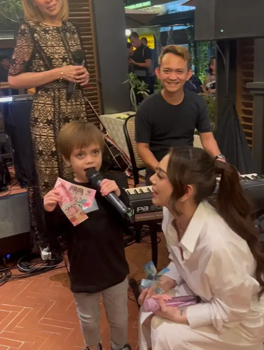 Meski memiliki paras bule, Koa tampaknya suka dengan lagu Jawa yang sempat viral tersebut. [Instagram/inijedar]