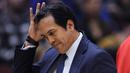 Gaya pelatih Miami Heat, Erik Spoelstra saat memimpin timnya melawan Chicago Bulls pada laga NBA basketball game di United Center, Chicago, (26/11/2017). Miami Heat menang 100-93.  (AP/Paul Beaty)