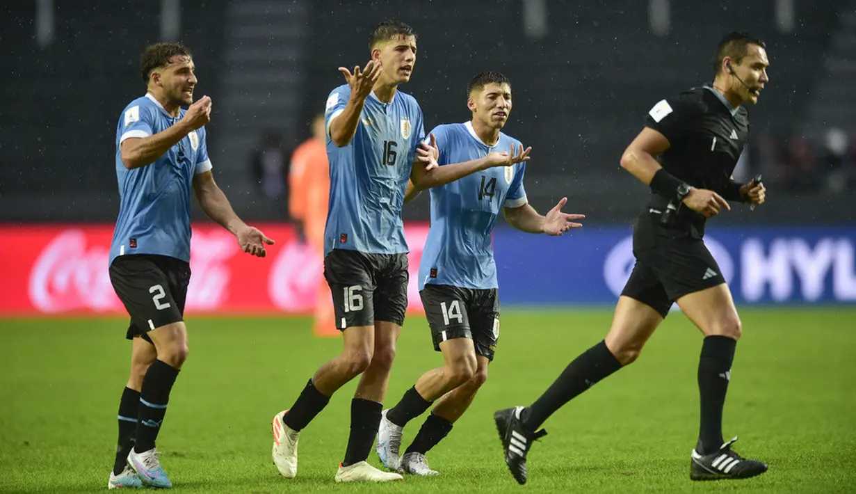 <p>Uruguay tidak mau menyerah begitu saja. Namun, pasukan Marcelo Carlo Broli hanya bisa mencetak satu balasan lagi melalui Matias Abaldo. (AP Photo/Gustavo Garello)</p>