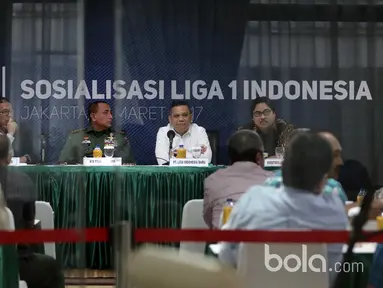 Ketua Umum PSSI, Edy Rahmayadi (2kiri) memimpin rapat Sosialisasi Liga 1 Indonesia di Gedung Kostrad, Jakarta, Kamis (16/3/2017). Liga 1 Indonesia direncanakan akan bergulir pada tanggal 15 April 2017. (Bola.com/Nicklas Hanoatubun)