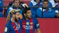 Pemain Barcelona, Lionel Messi dan Luis Suarez, merayakan gol ke gawang Sevilla pada laga lanjutan La Liga di Ramon Sanchez Pizjuan Stadium, Minggu (6/11/2016). (AFP/Jorge Guerrero)