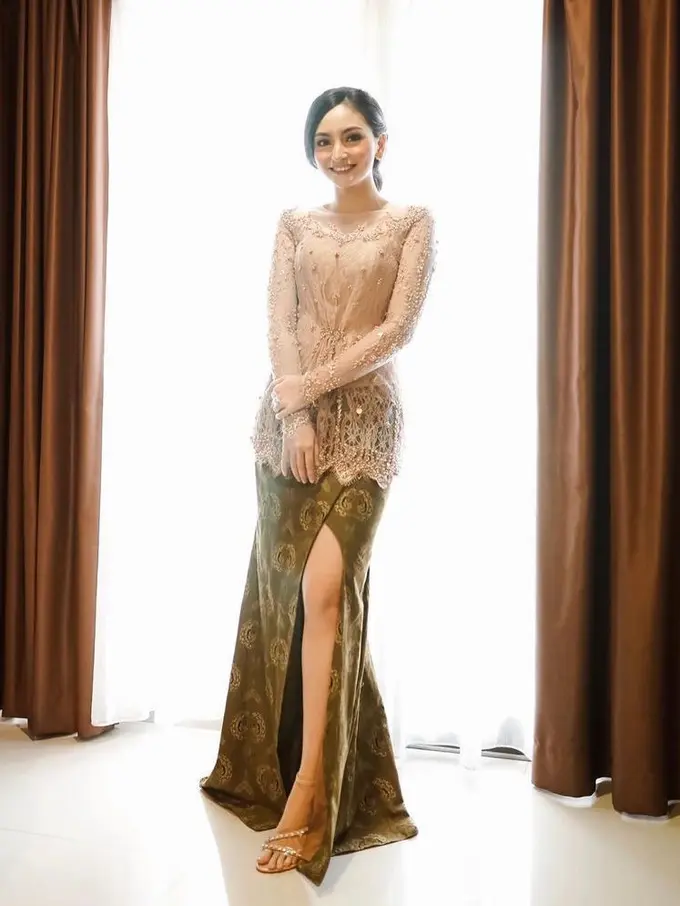 10 Ide Style Elegan Pakai Kebaya dan Rok Lilit ala Artis, Shenina Cinnamon-Prilly Latuconsina