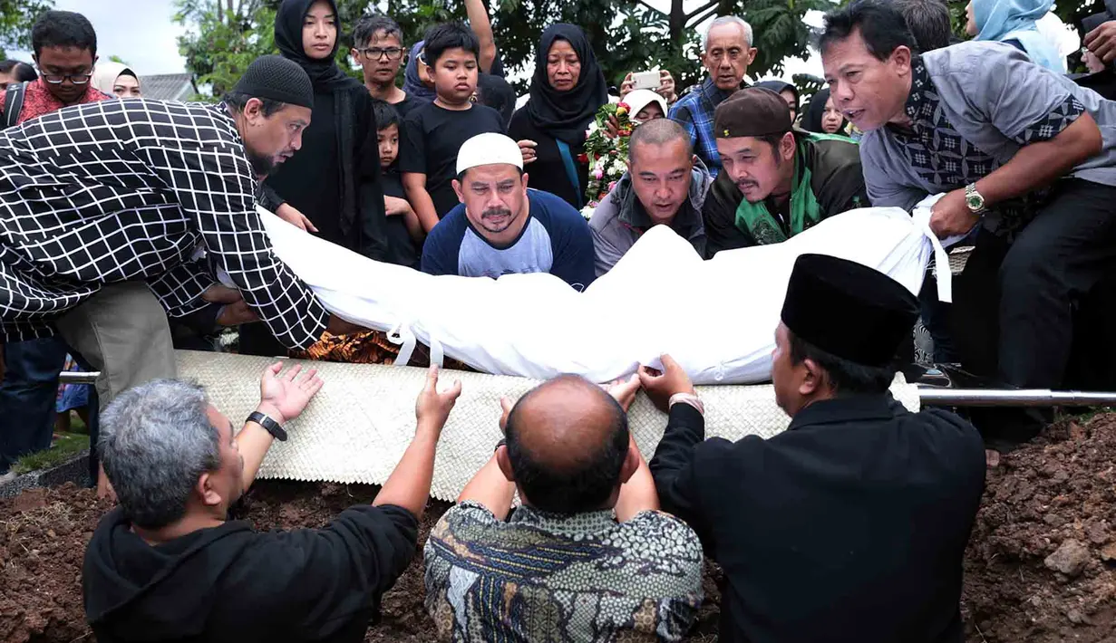 Duka begitu mendalam. Sambil berlinang air mata, Ocha memeluk erat kedua buah hatinya. Begitu juga ibunda almarhum yang tak kuasa lagi menahan air matanya. (Deki Prayoga/Bintang.com)