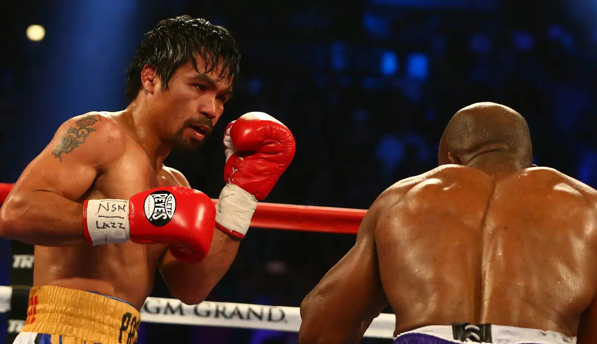 Petinju Manny Pacquiao saat bertanding melawan Timothy Bradley di MGM Grand Garden Arena, Las Vegas, AS, (9/4). Pacquiao juga sukses merasakan kemenangan kedua dari tiga jilid pertarungannya melawan Bradley. (Mark J. Rebilas-USA TODAY Sports)