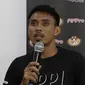 Mantan Pemain Timnas Indonesia, Maman Abdurahman, memberikan keterangan saat jumpa pers di Jakarta, kamis (20/12). Para pemain tersebut membantah terlibat pengaturan skor di Piala AFF 2010. (Bola.com/M Iqbal Ichsan)