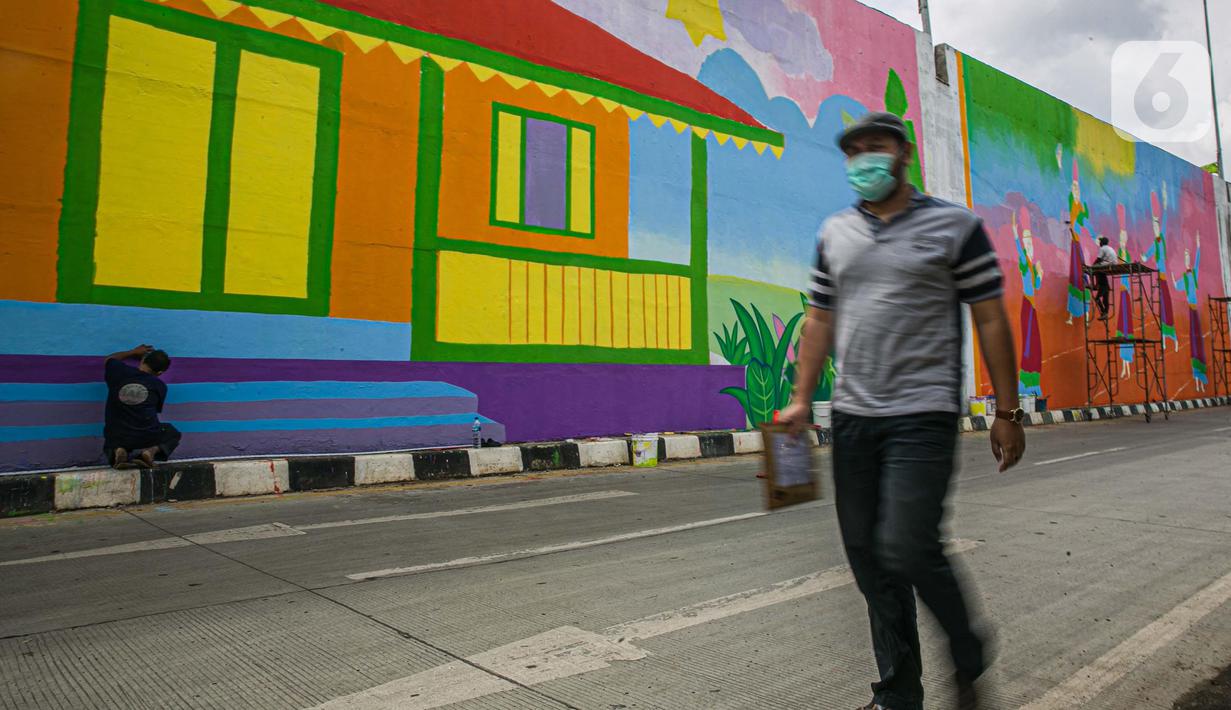 Seorang warga melintasi mural yang tengah dibuat di Flyover Gaplek, Tangerang Selatan, Rabu (10/3/2021). Dengan mengangkat budaya lokal, simbol-simbol Betawi digambar menggunakan 1.200 Liter cat beragam warna. dan mural ditargetkan rampung pada akhir Maret 2021. (Liputan6.com/Faizal Fanani)