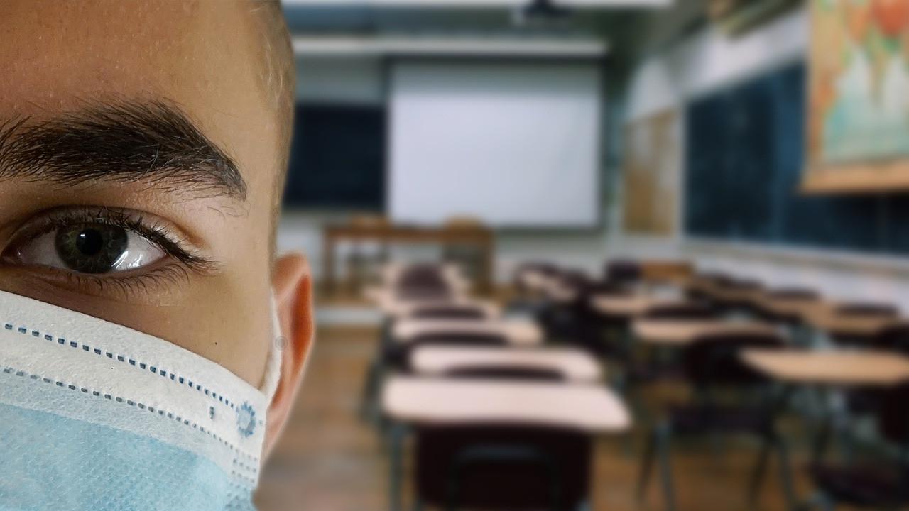 Ilustrasi memakai masker di ruang kelas (pixabay)