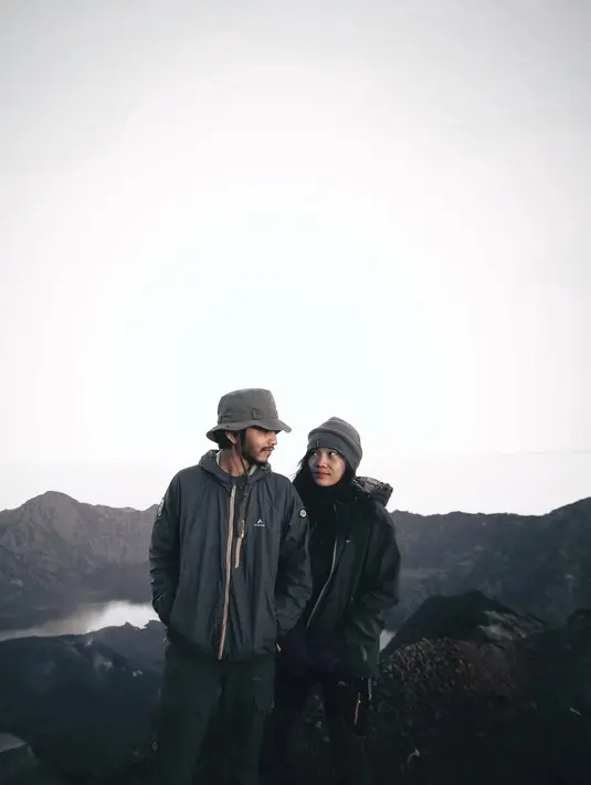 Inilah momen Fiersa dan istrinya saat mendaki Gunung Rinjani, gunung tertinggi di Lombok, Nusa Tenggara Barat. (Liputan6.com/IG/@Fiersa)