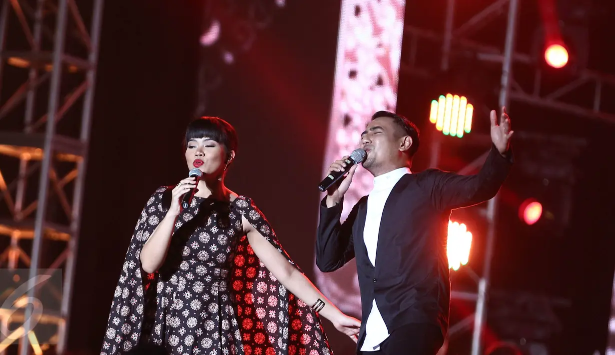 Aksi panggung penyanyi solo Rio Febrian dalam malam Pesta Rakyat Konser Kemerdekaan  di Senayan, Jakarta, Rabu (17/8). Puncak Pesta Rakyat HUT RI ke-71 akan digelar Karnaval Kemerdekaan Toba, Sumatra Utara pada 21 Agustus. (Liputan6.com/Faizal Fanani)
