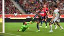 Dua menit kemudian Lille mampu memperkecil kedudukan menjadi 1-5 lewat gol yang dicetak Jonathan Bamba. Ia berhasil menyambar bola muntah hasil tepisan Gianluigi Donnarumma. (AFP/Francois Lo Presti)