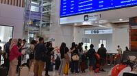 Sejumlah penumpang kereta Whoosh antre untuk check in di Stasiun KCIC Halim pada Sabtu, 25 Januari 2025. (dok. Liputan6.com/Dinny Mutiah)