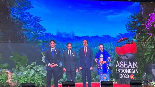 Presiden Jokowi dan Ibu Iriana menyambut Presiden Brunei Darusallam Hassanal Bolkiah dan putranya Pangeran Abdul Mateen sebelum KTT ke-43 ASEAN dimulai di Plenary Hall, JCC, Jakarta, Selasa (5/9/2023). (Liputan6/Benedikta Miranti)
