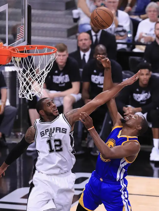 Pebasket Golden State Warriors, Kevin Durant, melewati penjagaan pebasket San Antonio Spurs, LaMarcus Aldridge, pada laga final NBA Wilayah Barat di San Antonio, Sabtu (20/5/2017). Spurs kalah 108-120 dari Warriors. (AFP/Ronald Martinez)