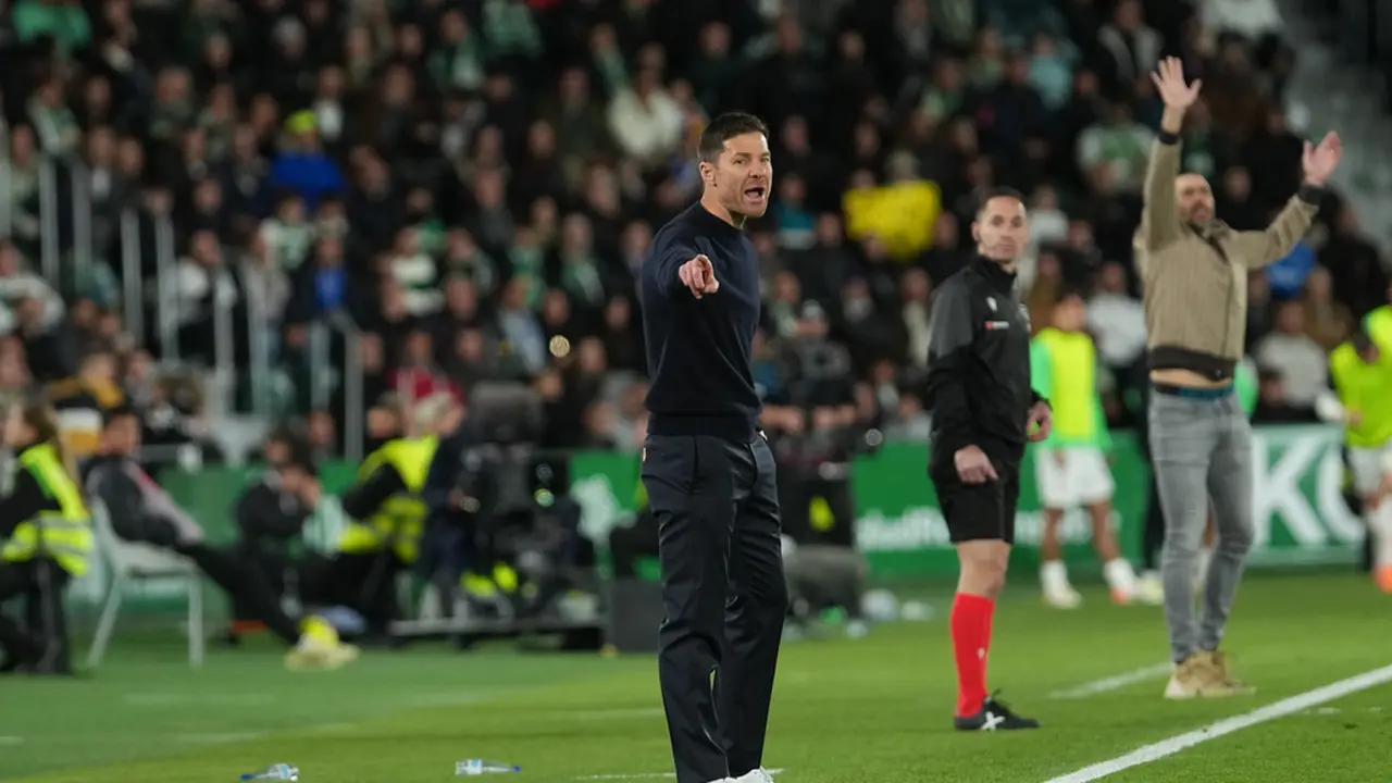 Xabi Alonso memberikan instruksi pada skuad Real Madrid di laga lawan Elche di pekan ke-13 La Liga 2025/2026 di Manuel Martinez Valero Stadium, Senin (24/11/2025). (AP Photo/Alberto Saiz)