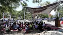 Ratusan pengungsi mendengarkan khotbah salat Jumat pascagempa dan tsunami di Lapangan Masjid Agung Daru Salam, Palu, Jumat (5/10). Sebuah terpal cokelat dan karpet merah digelar di belakang masjid. (Liputan6.com/Fery Pradolo)