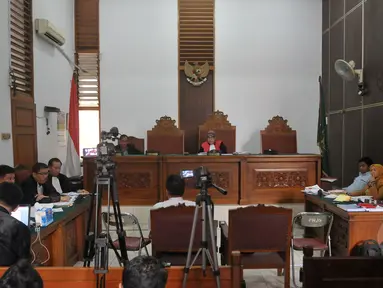 Sidang Lanjutan Praperadilan Surya Dharma Ali (SDA) kembali di gelar di Pengadilan Negri Jakarta Selatan, Kamis, (2/4/2015). Suasana sidang dengan agenda mendengarkan keterangan saksi ahli. (Liputan6.com/Johan Tallo)