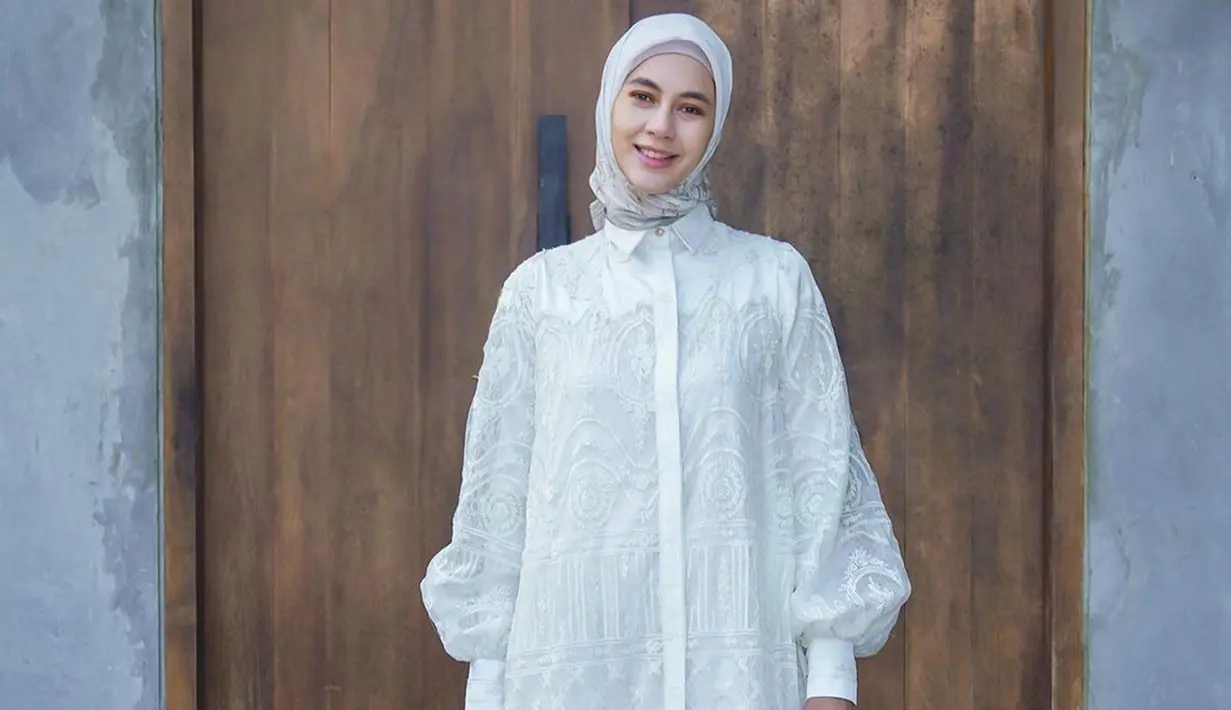 Meski kini tampil berhijab, penampilan ibu dua anak ini masih sering curi perhatian netizen. Tak sedikit netizen yang memuji jika Paula terlihat makin menawan. (Liputan6.com/IG/@paula_verhoeven)