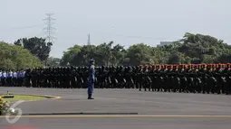 Sejumlah pasukan tersamasuk Pasukan khusus (Paskhas) TNI AU berjalan sesuai formasi saat melakukan defile pada gladi HUT TNI di Taxi Way Skuadron Udara Bandara Halim Perdanakusumah, Jakarta, Minggu (9/4). (Liputan6.com/Faizal Fanani)
