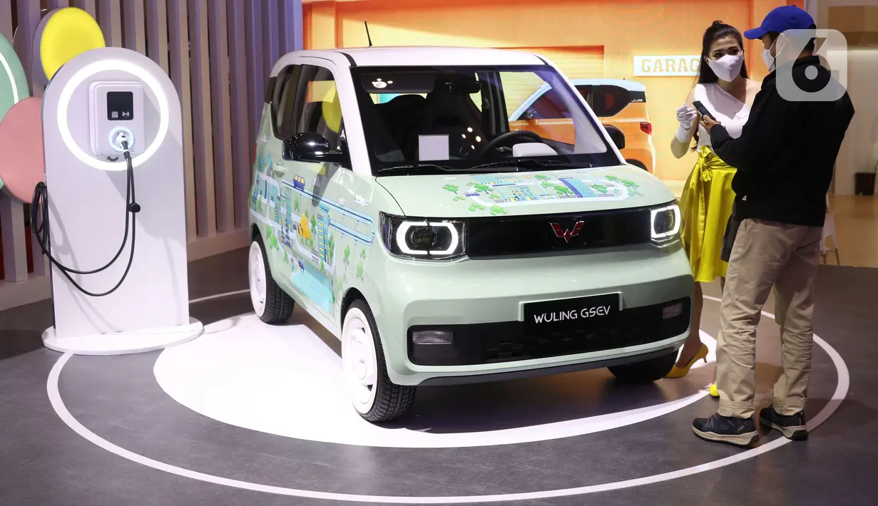 Mobil listrik Wuling yang dipamerkan pada ajang pameran Gaikindo Indonesia International Auto Show (GIIAS) 2021 di ICE BSD, Tangerang, Banten, Senin (15/11/2021). Para produsen otomotif berlomba menampilkan ragam mobil listrik untuk disajikan kepada para pelanggan. (Liputan6.com/Angga Yuniar)
