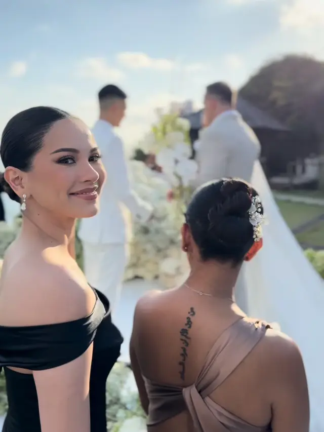 Gaya rambut dan makeup Alyssa Daguise saat hadir di resepsi pernikahan kakaknya di Bali. [@alghazali7]