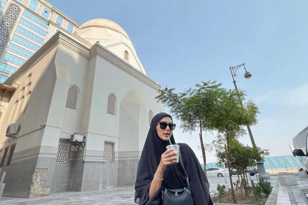 6 Potret Paula Verhoeven Pakai Hijab dan Cadar saat Umrah, Dipuji Netizen Makin Cantik