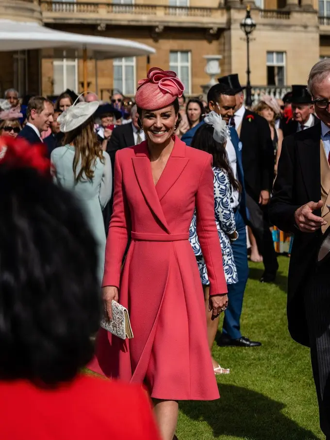 Penampilan Merona Kate Middleton dengan Heels Rp7jutaan di Pesta Kebun Kerajaan Inggris