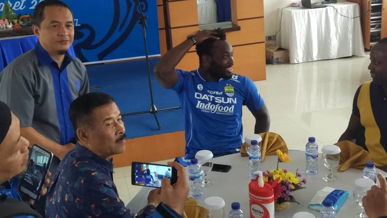 Michael Essien diperkenalkan sebagai pemain Persib Bandung.