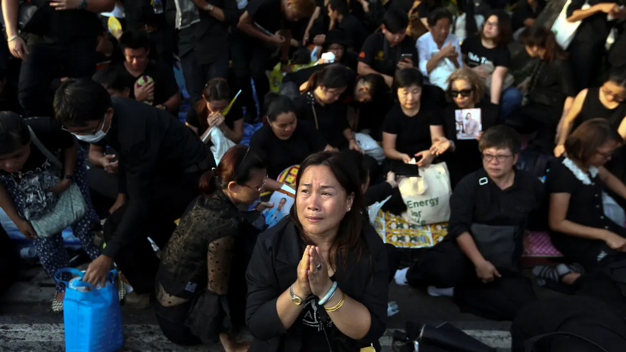 20161014- Rakyat Thailand Banjiri Jalan Saat Pemindahan Jenazah Bhumibol Adulyadej-Reuters
