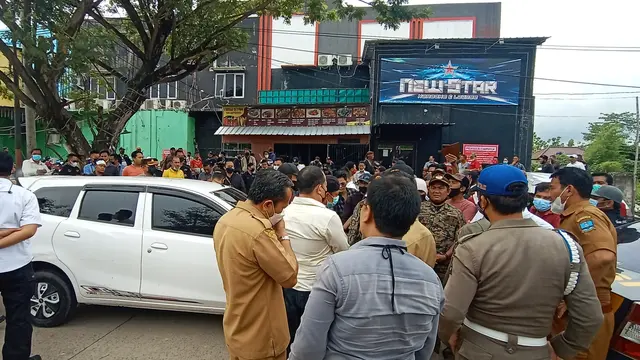 Pejabat Dan Pegawai Pemkab Serang Di Depan Tempat Hiburan Malam. (Senin, 15/11/2021).