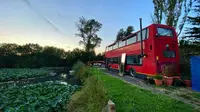Sepasang kekasih di London memilih membeli bus dan merenovasinya jadi hunian yang nyaman dan terkesan mewah. (dok. Instagram @doubledeckerhome)