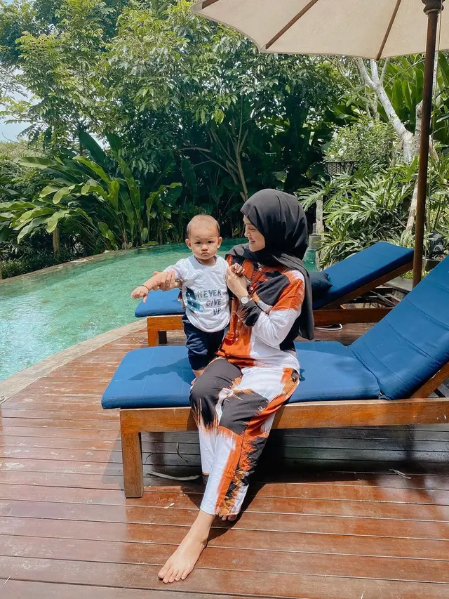 Potret Henny Rahman Saat Asuh Baby Zayn, Jadi Mama Milenial. (Sumber: Instagram/hennyyrahman)