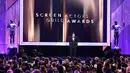 Aktor Ashton Kutcher menyampaikan pidato pembuka pada ajang SAG Awards di Los Angeles, Minggu (29/1). Ashton Kutcher mengungkapkan pendapatnya atas kebijakan Donald Trump yang menghentikan sementara program pengungsi ke AS. (Chris Pizzello/Invision/AP)