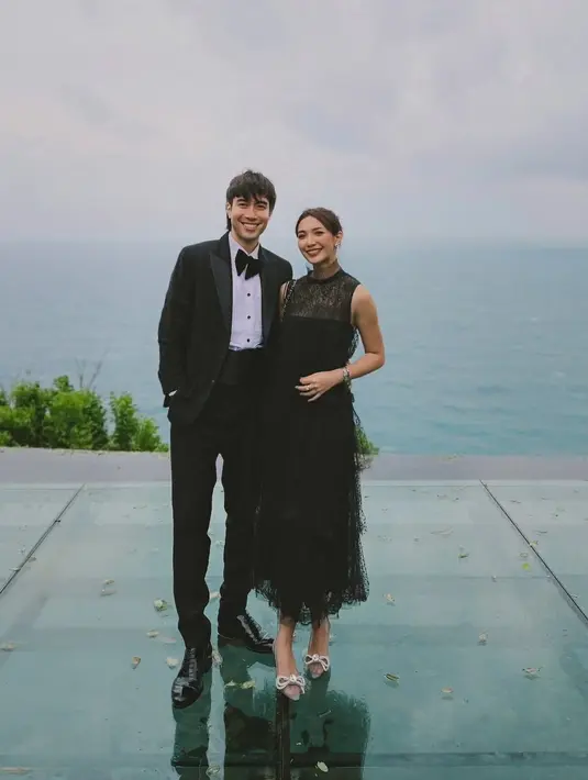 Sementara itu, Sheila Dara tampil menawan dalam off-shoulder tulle midi dress berwarna hitam, dipadukan dengan heels warna silver. Tatanan rambut updo yang sederhana semakin menambah kesan anggun pada penampilannya. [@vidialdiano].