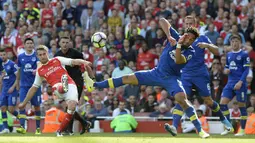 Gelandang Arsenal, Aaron Ramsey, melesatkan tendangan ke gawang Everton pada laga Premier League, di Stadion Emirates, Minggu (21/5/2017).  Arsenal menang 3-1. (EPA/Gerry Penny)