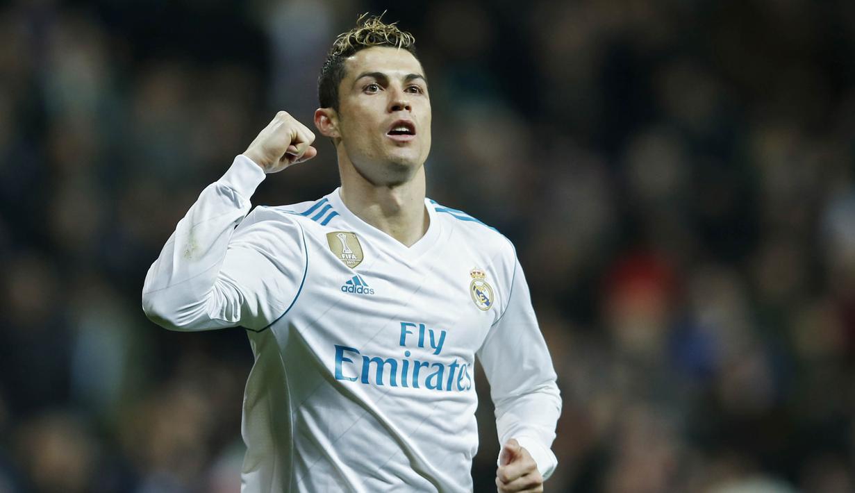Striker Real Madrid, Cristiano Ronaldo, melakukan selebrasi usai mencetak gol ke gawang Real Sociedad pada laga La Liga di Stadion Santiago Bernabeu, Sabtu (10/2/2018). Real Madrid menang 5-2 atas Real Sociedad. (AP/Francisco Seco)