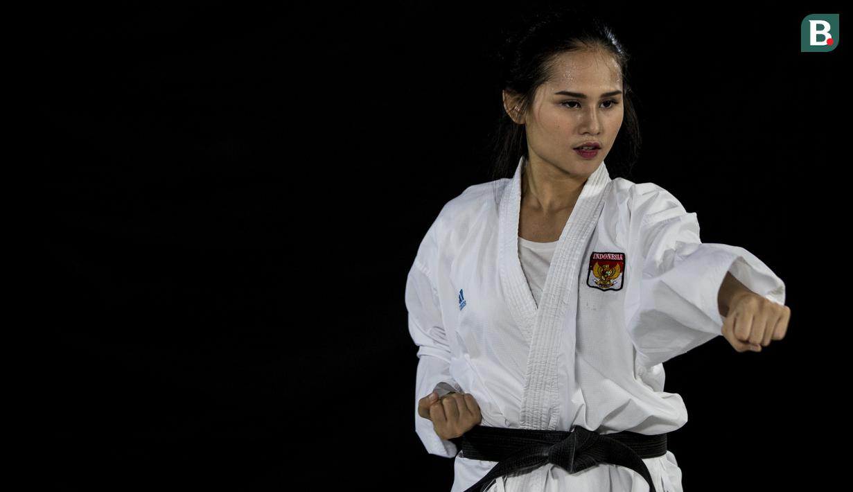 Karateka Indonesia, Ceyco Georgia, saat latihan di Tatsujin MMA South Quarter, Jakarta, Kamis (21/7/2018). Dirinya merupakan salah satu karateka yang akan turun pada Asian Games XVIII. (Bola.com/Vitalis Yogi Trisna)