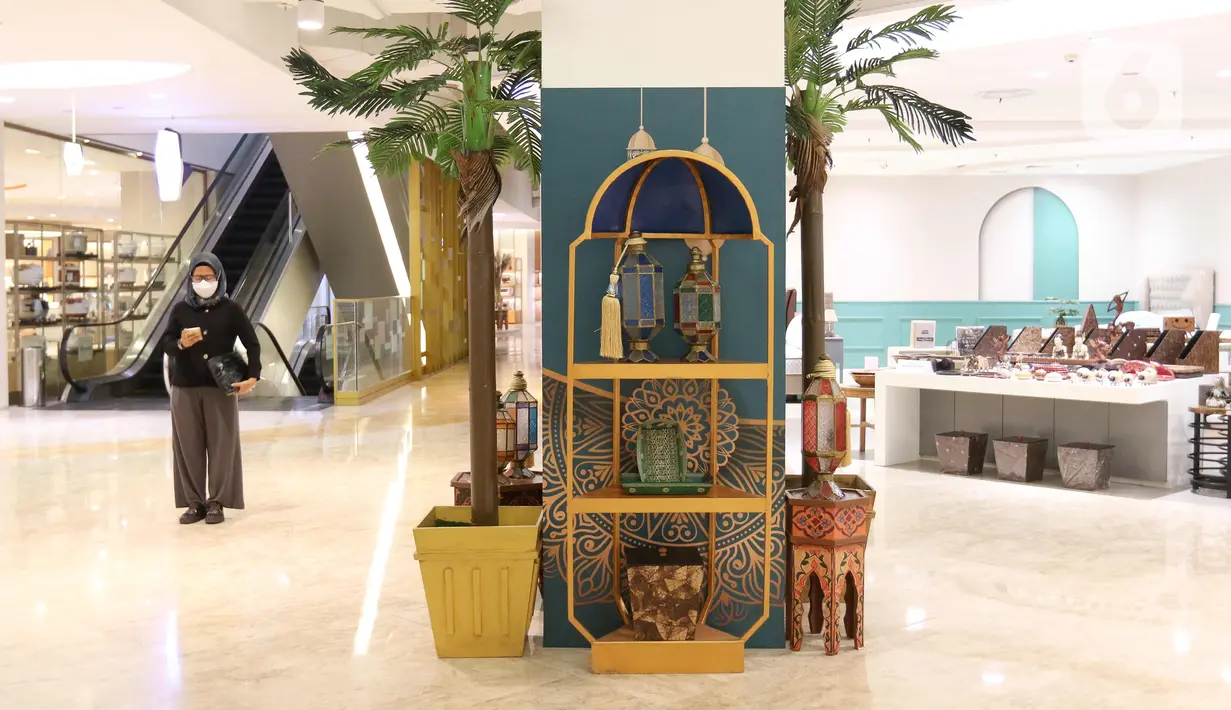 Pengunjung berjalan dekat dekorasi Ramadhan yang dipasang oleh pihak mal di Lotte Mal Jakarta, Senin (20/3/2023). (Liputan6.com/Herman Zakharia)