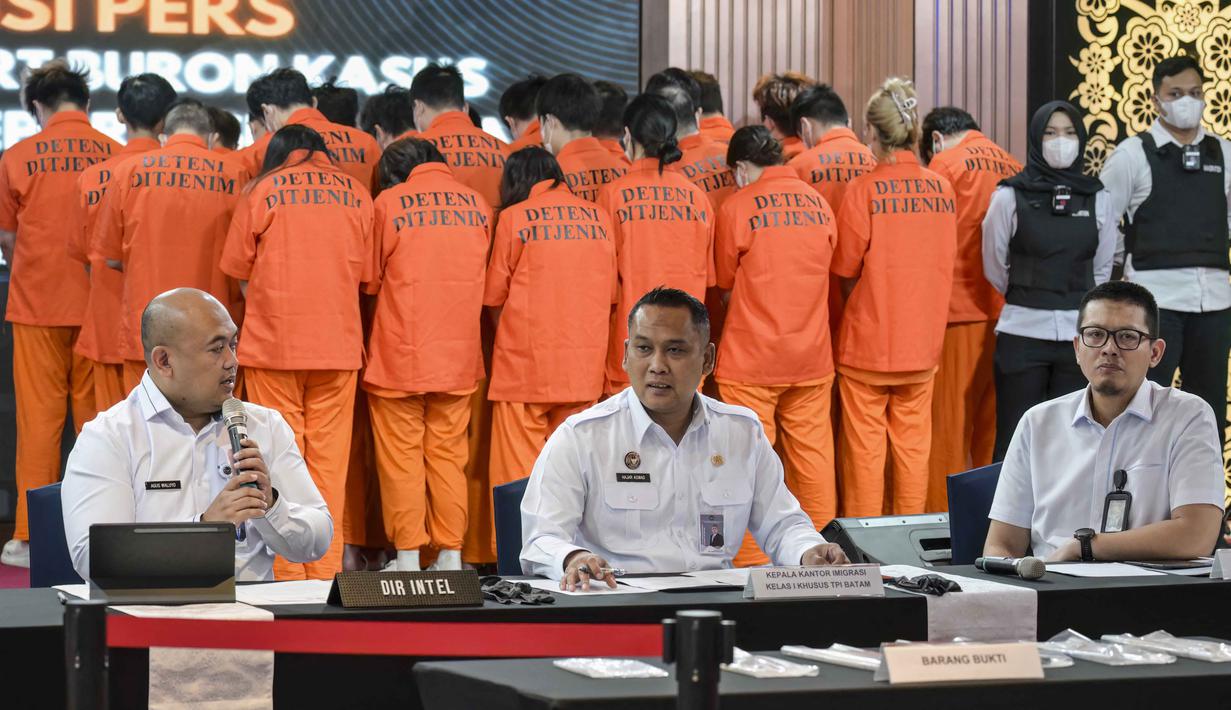 Selain WZ, terdapat 27 orang yang diduga melakukan penipuan dengan menggunakan wilayah Indonesia untuk operasi mereka di Batam, Provinsi Kepulauan Riau, dan Bekasi, Provinsi Jawa Barat. Tampak dalam foto, Direktur Intelijen Imigrasi Indonesia Komisaris Besar Polisi Agus Waluyo, Kepala Kantor Imigrasi Batam Hajar Aswad, dan Kepala Kantor Imigrasi Bekasi Anggi Wicaksono (dari kiri ke kanan) memberikan pernyataan pers di Kantor Imigrasi Jakarta pada Selasa 18 November 2025. (BAY ISMOYO/AFP)
