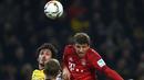 Bayern Munchen, Thomas Mueller (kanan) berduel udara dengan pemain Dortmund, Mats Hummels pada lanjutan Bundesliga 2015-2016 di Stadion Signal Iduna Park ,Dortmund, Minggu (5/3/2016) dini hari WIB. (AFP/Patrik Stollarz) 