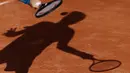 Bayangan petenis Amerika Serikat, Jared Donaldson mengembalikan bola saat melawan petenis Bulgaria, Grigor Dimitrov pada ajang Prancis Terbuka 2018 di Roland Garros stadium, Paris, France, (30/5/2018).  (AP/Thibault Camus)