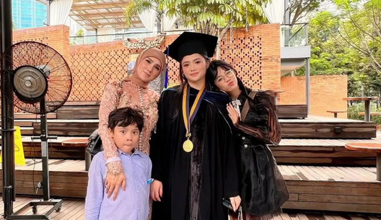 <p>Tak hanya liburan, Mulan juga membagikan momen kelulusan sang anak. [Foto: Instagram Mulan Jameela]</p>