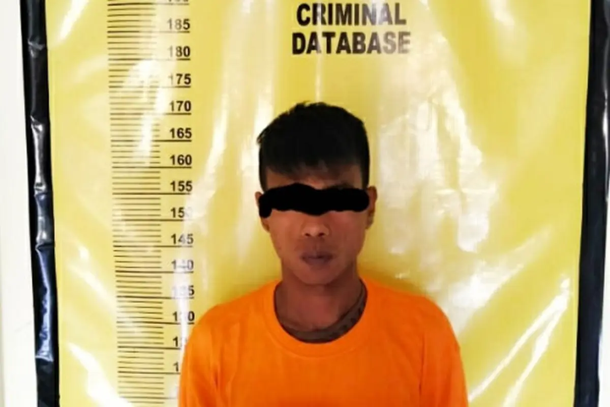 Tersangka yang membakar mobil mantan kekasihnya karena tak terima hubungannya berakhir di Polsek Rumbai.