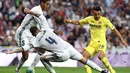 Pemain Real Madrid berusaha menghadang pemain Villarreal, Nicola Sansone, pada laga La Liga 2016-2017, Kamis (22/9/2016) dini hari WIB. (AFP/Gerard Julien)